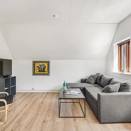 Pet Friendly In With Kitchen *
