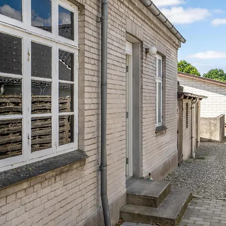 Pet Friendly In With Kitchen *